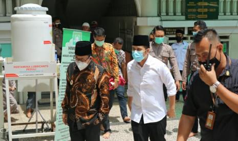 Wakil Gubernur Jawa Timur, Emil Dardak dan Wali Kota Malang, Sutiaji saat mengunjungi Masjid Agung Jami Kota Malang, Jumat (22/1)