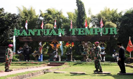 Wakil Gubernur Jawa Timur Emil Dardak (kanan) dan Komandan Korps Marinir (Dankormar) Mayor Jenderal TNI (Mar) Suhartono (tengah) meninjau Taman Tematik Marinir Museum Korps Marinir di Markas Komando Pasmar 2 Korps Marinir Gedangan, Sidoarjo, Jawa Timur. (Ilustrasi0