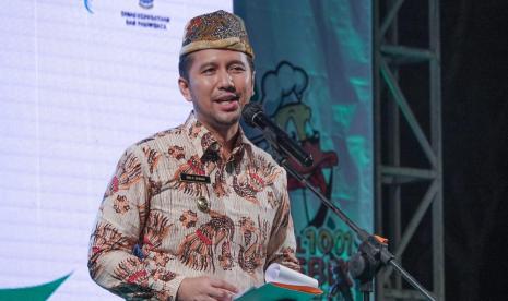 Wakil Gubernur Jawa Timur, Emil Elestianto Dardak. Emil menyebut, aplikasi Sinta Gelis sebagai jawaban atas kendala yang selama ini dirasakan dalam sinkronisasi data penerima manfaat program penanggulangan kemiskinan dengan data terpadu kesejahteraan sosial (DTKS).