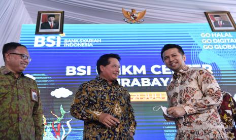 Wakil Gubernur Jawa Timur Emil Elistianto Dardak (kanan) bersama Direktur Utama Bank Syariah Indonesia (BSI) Hery Gunardi (tengah) didampingi Direktur Bisnis dan Kewirausahaan Syariah KNEKS Putu Rahwidhiyasa (kiri) saling berbincang di sela-sela peresmian UMKM Center BSI di Surabaya, Jawa Timur, Kamis (21/7/2022). PT Bank Syariah Indonesia Tbk. meluncurkan BSI UMKM Center di Surabaya, Jawa Timur sebagai dukungan nyata bank syariah terbesar di Tanah Air dalam memperkuat UKM yang merupakan tulang punggung ekonomi nasional.