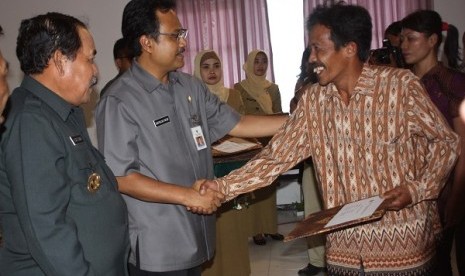 Wakil Gubernur Jawa Timur, Saifullah Yusuf (2 kiri) menyerahkan sertifikat tanah di Nongkojajar, Pasuruan, Jawa Tmur, Selasa (13/3). Kanwil BPN Jawa Timur menyerahkan 4 ribu sertifikat tanah untuk program prona, UKM petani dan nelayan, serta Larasita peter