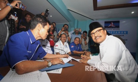 Wakil Gubernur Jawa Timur Saifullah Yusuf atau Gus Ipul (kanan) menandatangani sejumlah dokumen disaksikan Koordinator Divisi Pendaftaran, Administrasi dan Koordinasi Wilayah Desk Pilkada DPD Partai Demokrat Maskur (ketiga kanan) di Kantor DPD Demokrat Jatim di Surabaya, Jawa Timur, Senin (31/7).