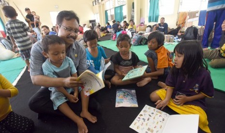 Wakil Gubernur Jawa Timur Saifullah Yusuf (dua kiri) mendampingi anak eks anggota Gerakan Fajar Nusantara (Gafatar) belajar membaca di penampungan Asrama Transito Dinas Transmigrasi dan Kependudukan Jawa Timur, Surabaya, Jawa Timur, Senin (25/1). 