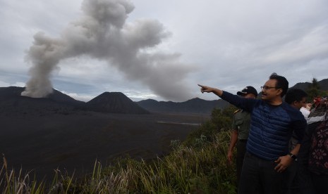 Wakil Gubernur Jawa Timur Saifullah Yusuf (kanan) mengamati Gunung Bromo di Pos Pantau Pengamatan Gunung Api Bromo, Probolinggo, Jawa Timur, Jumat (18/12). 