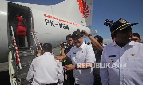 Wakil Gubernur Jawa Timur Saifullah Yusuf (kedua kanan) bersama Wakil Bupati Sumenep Achmad Fauzi (kanan) menyapa penumpang ATR 72-600 saat pembukaan penerbangan perdana Wings Air Surabaya-Sumenep di Bandara Internasional Juanda Surabaya di Sidoarjo, Jawa Timur, Rabu (27/9). Maskapai Wings Air membuka rute baru untuk penerbangan dari Bandara Internasional Juanda Surabaya di Sidoarjo menuju Bandara Trunojoyo, Sumenep 