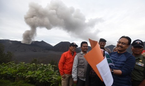 Wakil Gubernur Jawa Timur Saifullah Yusuf (kedua kanan) memberikan arahan kepada petugas setempat mengenai Gunung Bromo di sekitar Pos Pantau Pengamatan Gunung Api Bromo, Probolinggo, Jawa Timur, Jumat (18/12).