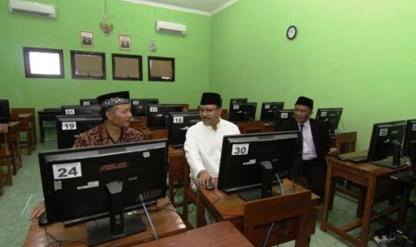 Wakil Gubernur Jawa Timur Saifullah Yusuf melihat dan memeriksa ruangan Laboratorium Komputer Siswa  Jurusan DKV SMK Plus NU di Acara Launching SMK Plus NU di Perum Bluru Kabupaten Sidoarjo, Sabtu (5/8).