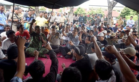 Wakil Gubernur Jawa Timur Saifullah Yusuf (tengah) memberikan arahan ke warga eks anggota Gerakan Fajar Nusantara (Gafatar) di penampungan Asrama Transito Dinas Transmigrasi dan Kependudukan Jawa Timur, Surabaya, Jawa Timur, Senin (25/1).