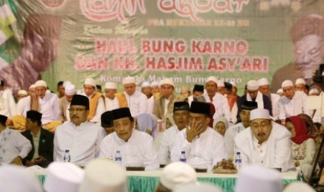 Wakil Gubernur Jawa Timur yang juga ketua panitia Muktamar NU ke-33 Saifullah Yusuf (Kiri) bersama sejumlah tokoh NU menghadiri Tahlil akbar peringatan wafatnya (Haul) pendiri NU, KH. Hasjim Asy'ari dan Presiden Pertama Sukarno di depan kompleks makam Suka