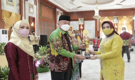 Wakil Gubernur Kalimantan Selatan, H Muhidin menekankan pentingnya kolaborasi segenap komponen memberikan perhatian lebih terhadap kasus-kasus kekerasan terhadap perempuan dan anak yang masih terjadi saat ini. 