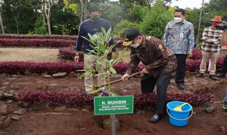 Wakil Gubernur Kalimantan Selatan (Kalsel)  H Muhidin mengimbau kepada Bupati Wali Kota untuk contoh Kabupaten Tanah Laut dalam mengembangkan desa wisata sesuai dengan karakter masing-masing daerah. Kabupaten Tanah Laut sukses mengembangkan desa wisata Pagatan Besar bahkan masuk 300 Desa Wisata yang dirilis Kementerian Pariwisata dan Ekonomi Kreatif.