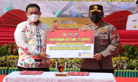 Wakil Gubernur Kalimantan Tengah (Kalteng) Edy Pratowo atas nama Gubernur Kalteng Sugianto Sabran menerima bantuan ISO tank Kapasitas 21 ribu kilogram (kg) atau 21 ton dari Polri. Bantuan diserahkan oleh Kapolda Kalteng Irjen Pol Dedi Prasetyo kepada Wagub Kalteng Edy Pratowo di Loby Kantor Gubernur Kalteng, Kamis (30/9).