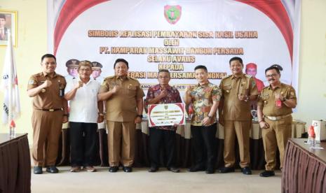 Wakil Gubernur Kalimantan Tengah (Kalteng)  Edy Pratowo menghadiri penyerahan secara simbolis Realisasi Pembayaran Hasil Usaha oleh PT Hamparan Massawit Bangun Persada (HMBP) selaku Avalis kepada Koperasi Maju Bersama Bangkal di Aula Dinas Perkebunan Provinsi Kalimantan Tengah.