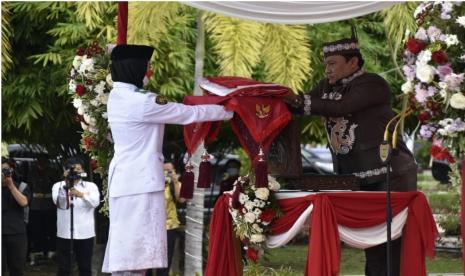 Wakil Gubernur Kalimantan Tengah (Kalteng) H Edy Pratowo pimpin Upacara Penurunan Bendera Merah Putih dalam rangka Peringatan Hari Ulang Tahun (HUT) ke-77 Kemerdekaan Republik Indonesia (RI) di halaman Kantor Gubernur Kalteng, Rabu (17/8/2022) sore.