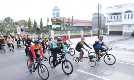  Wakil Gubernur Kalteng Edi Pratowo berkesempatan gowes bersama.