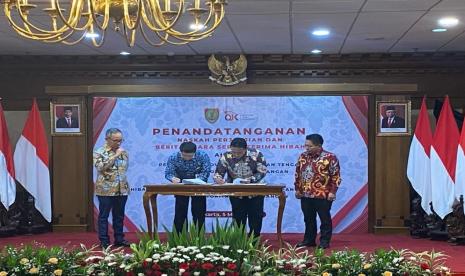 Wakil Gubernur Kalteng Edy Pratowo bersama bersama Ketua Dewan Komisioner OJK RI Mahendra Siregar saat menandatangani Naskah Perjanjian Hibah Daerah dan Berita Acara Serah Terima Barang Milik Pemprov Kalteng.