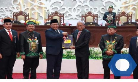 Wakil Gubernur Kalteng H Edy Pratowo bersama anggota BPK Pius Lustrilanang dan Ketua DPRD Kalteng Wiyatno dalam sidang paripurna DPRD.