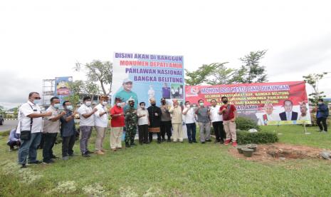 Wakil Gubernur Kepulauan Bangka Belitung, Abdul Fatah bersama dengan Datuk Panglima Johan Murod (tokoh pejuang pahlawan nasional Depati Amir) , Kadrik (Johan Gondong/tokoh pemuda), dan Datuk Agus Adaw (tokoh pejuang Provinsi Kepulauan Babel) meletakkan batu pertama monumen Pahlawan Nasional Depati Amir yang bertempat di Bandara Depati Amir, Rabu (25/11).