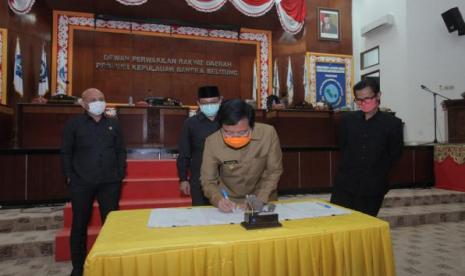 Wakil Gubernur Kepulauan Bangka Belitung (Babel), Abdul Fatah menghadiri rapat paripurna pengambilan keputusan terhadap empat Rancangan Peraturan Daerah (Raperda) dan penyampaian Laporan Keterangan Pertanggung Jawaban (LKPJ) di Ruang Paripurna DPRD Prov. Kepulauan Babel, Senin (6/4). 