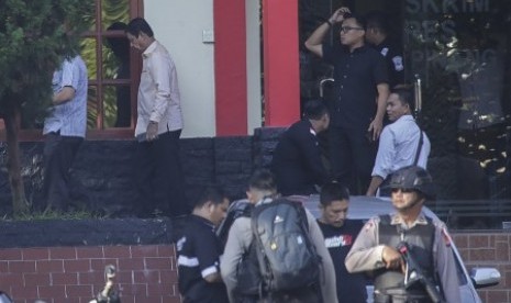 Wakil Gubernur Kepulauan Riau Isdianto (kedua kiri) berjalan meninggalkan kantor Satuan Reserse dan Kriminal Polres Tanjungpinang usai menjenguk Gubernur Kepulauan Riau Nurdin Basirun yang diperiksa oleh penyidik KPK di Tanjungpinang, Kepulauan Riau, Kamis (11/7/2019). Gubernur Kepulauan Riau Nurdin Basirun diperiksa oleh penyidik KPK setelah terjaring operasi tangkap tangan (OTT) pada Rabu (10/7/2019) malam terkait perizinan reklamasi bersama dengan lima orang lainnya. 