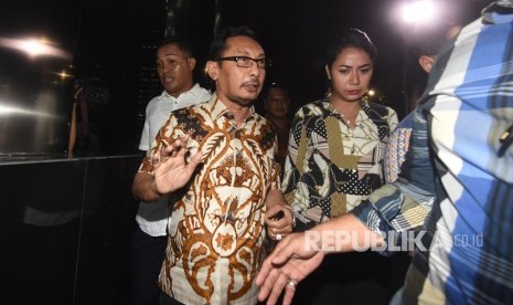 Wakil Gubernur Maluku Barnabas Nataniel Orno (kedua kiri).