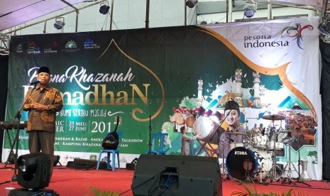 Wakil Gubernur NTB Muhammad Amin membuat bazaar Kampung Khazanah Ramadhan di Islamic Center NTB, Kamis (25/5).  