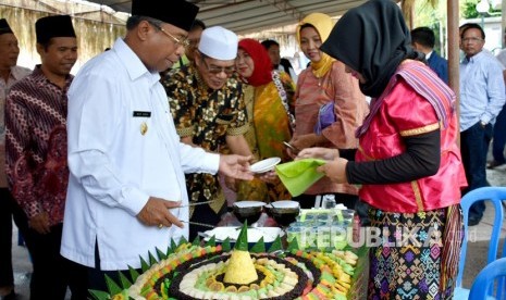 Wakil Gubernur NTB Muhammad Amin meresmikan Kampung Wisata Halal Kangkong di Jalan Merpati, Karang Jangkong Cakranegara, Mataram, NTB, Rabu (10/1).