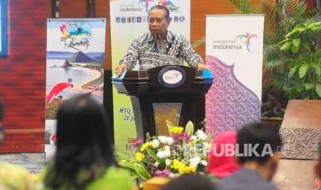 Wakil Gubernur Nusa Tenggara Barat (NTB), Muhammad Amin memberikan sambutan saat table top direct promotion Lombok Sumbawa di Gedung Kementerian Pariwisata, Jakarta, Sabtu (16/7)