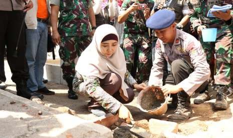 Wakil Gubernur Nusa Tenggara Barat (NTB) Sitti Rohmi Djalilah melakukan peletakan batu pertama pembangunan hunian tetap (huntap) tahan gempa yang dilanjutkan dengan pemasangan konstruksi Rumah Instan Sederhana Sehat (Risha) di Dusun Lokok Beru, Desa Salut, Kecamatan Kayangan, Kabupaten Lombok Utara, Selasa (25/9).