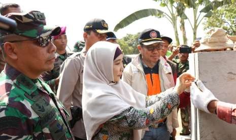 Wakil Gubernur Nusa Tenggara Barat (NTB) Sitti Rohmi Djalilah melakukan peletakan batu pertama pembangunan hunian tetap (huntap) tahan gempa yang dilanjutkan dengan pemasangan konstruksi Rumah Instan Sederhana Sehat (Risha) di Dusun Lokok Beru, Desa Salut, Kecamatan Kayangan, Kabupaten Lombok Utara, Selasa (25/9).