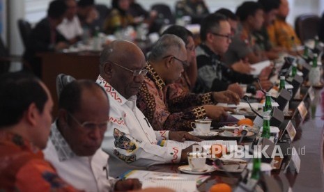 Wakil Gubernur Papua Klemen Tinal (ketiga kiri) mengikuti rapat terbatas di Kantor Presiden, Jakarta, Jumat (17/1/2020). 