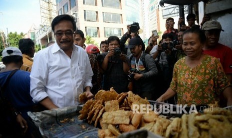 Wakil Gubernur Provinsi DKI Jakarta Djarot Syaiful Hidayat berdialog dengan pedagang kaki lima (PKL) di kawasan Kota, Jakarta, Selasa (25/10)