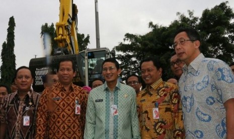 Wakil Gubernur Provinsi DKI Jakarta Sandiaga Salahuddin Uno saat memberikan alat di pengelolaan lingkungan hidup di kantor Dinas Lingkungan Hidup DKI, Cililitan, Jakarta Timur, Kamis (21/12).