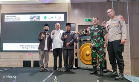 Wakil Gubernur Provinsi Jabar Uu Ruzhanul Ulum (ketiga kiri) dalam acara peluncuran program percepatan penurunan stunting melalui program Bapak Asuh Anak Stunting (BAAS) yang dilaksanakan selama dua hari, pada tanggal 21 – 22 November 2022.