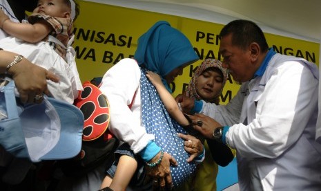 Wakil Gubernur Provinsi Jawa Barat, Deddy Mizwar (kanan) memberikan vaksin kepada balita pada Pekan Imunisasi Nasional (PIN) Polio 2016 di Kantor Bio Farma, Bandung, Jawa Barat, Selasa (8/3). 