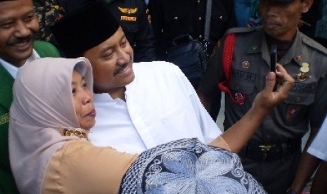 Wakil Gubernur Saifullah Yusuf berfoto dengan seorang muslimat.