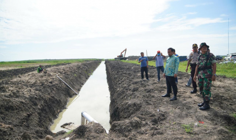 Wakil Gubernur Sulawesi Selatan Andi Sudirman Sulaiman saat meninjau program Selamatkan Rawa Sejahterakan Petani (Serasi) di Kelurahan Wattae, Kecamatan Panca Lautang, dan Kelurahan Sidenreng, Kecamatan Watan Sidenreng, Kabupaten Sidrap, pada Rabu (8/1).