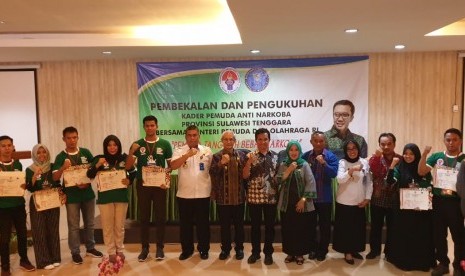 Wakil Gubernur Sulawesi Tenggara, Lukman Abunawas dan Asisten Deputi Peningkatan Wawasan Pemuda Kemenpora, Arifin Majid dalam acara pengukuhan Kader Inti Pemuda Anti Narkoba di Kendari, Sulawesi Tenggara, Kamis (4/4).