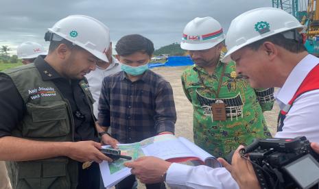 Wakil Gubernur Sumatera.Barat Audy Joinaldy, Kamis (25/8/2022), meninjau sekaligus menyusuri lokasi konstruksi jalan tol ruas Padang-Sicincin untuk meninjau persiapan pengerjaan lanjutan jalan tol Padang-Pekanbaru tersebut.