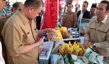 Wakil Gubernur Sumatra Barat Nasrul Abit membuka Bazar Ramadhan dan Sembako Murah di Kantor Dinas Koperasi dan UKM Provinsi Sumbar, Senin (27/5) 