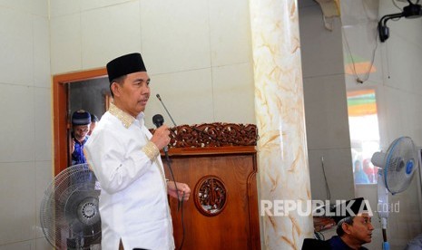 Wakil Gubernur Sumatera Selatan (Wagub Sumsel) Ishak Mekki, Senin (9/10) menghadiri pengajian ibu-ibu atau majelis taklim di Masjid Al-Hikmah Kecamatan Talang Kelapa, Kabupaten Banyuasin.