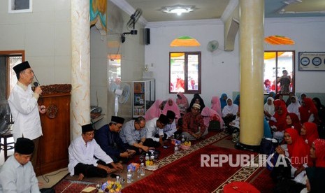 Wakil Gubernur Sumatera Selatan (Wagub Sumsel) Ishak Mekki, Senin (9/10) menghadiri pengajian ibu-ibu atau majelis taklim di Masjid Al-Hikmah Kecamatan Talang Kelapa, Kabupaten Banyuasin.