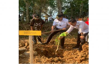 Wakil Gubernur Sumatra Barat (Wagub Sumbar) Audy Joinaldy bertemu si tampan dan si cantik di Nagari Palaluar, Kabupaten Sijunjung, Rabu (10/8/2022).