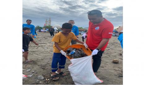 Wakil Gubernur Sumbar Audy Joinaldy bersama Dirjen Pengelolaan Ruang Laut Kementerian Kelautan dan Perikanan (DPRL KKP) Victor Gustaaf Manoppo dan 380 relawan berpartisipasi dalam gerakan bersih pantai dan laut di Padang, Ahad (21/8/22). 