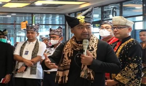 Wakil Gubernur Sumbar Audy Joinaldy melepas penerbangan AK 402 dari BIM menuju Kuala Lumpur, Sabtu (1/1/2022).