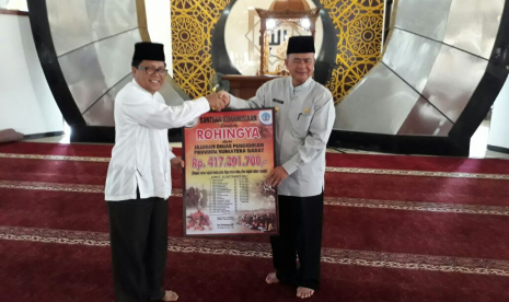 Wakil Gubernur Sumbar menerima santunan dana dari Dinas Pendidikan Sumbar untuk pengungsi Rohingya.