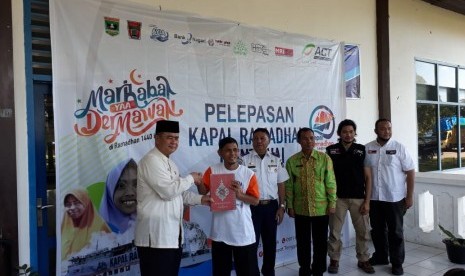 Wakil Gubernur Sumbar Nasrul Abit bersama ACT dan Wakil Wali Kota Padang Hendri Sapta melepaskan kapal kemanusiaan yang membawa bantuan untuk warga di Kepualauan Mentawai di Pelabuhan Bungus, Kot Padang, Jumat (24/5)