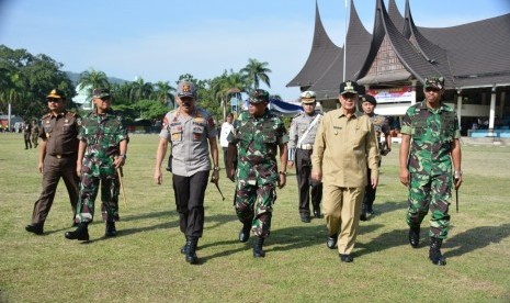 Wakil Gubernur Sumbar Nasrul Abit, Kapolda Sumbar Irjen. Pol Fakhrizal, Danrem 032/Wirabraja, Kol. Inf Kunto Arief Wibowo saat menghadiri Apel Gelar Pasukan Dalam Rangka Pengamanan Lebaran 2019 di Lapangan Imam Bonjol, Kota Padang, Selasa (28/5).