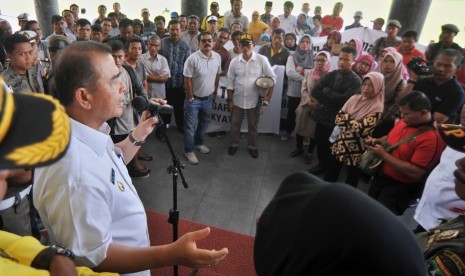 Wakil Gubernur Sumbar Nasrul Abit (kiri) 