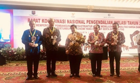 Wakil Gubernur Sumbar Nasrul Abit (kiri), mewakili Gubernur Sumbar, menerima penghargaan TPID Terbaik Provinsi di Kawasan Sumatra 2017.